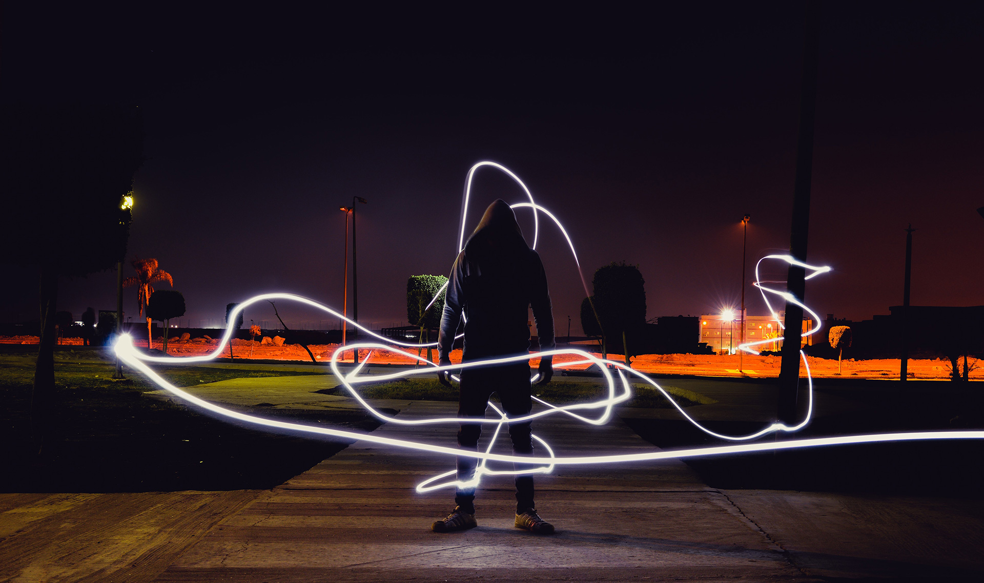 Anaxco Headerbild IT-Sicherheit Mann mit Kapuze bei Nacht Cybersecurity IT-Sicherheit Datensicherheit Cyberkriminalität Cloud Hackerangriff